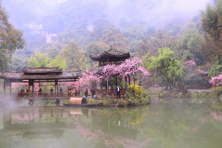 记者：英力士已选好滕哈赫替代者，他的引援令人感到困惑