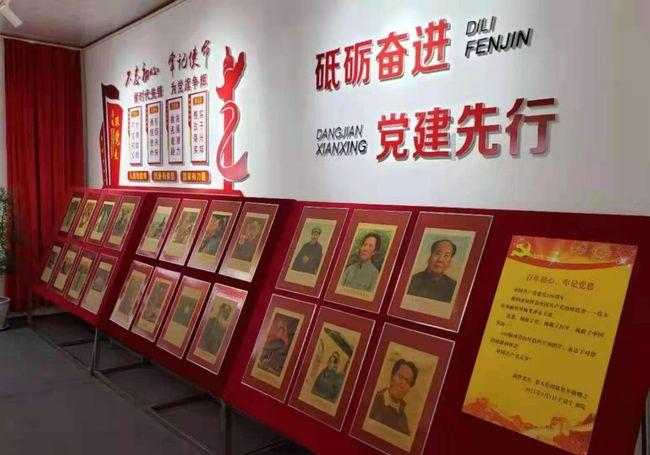 时尚拼接牛仔裤